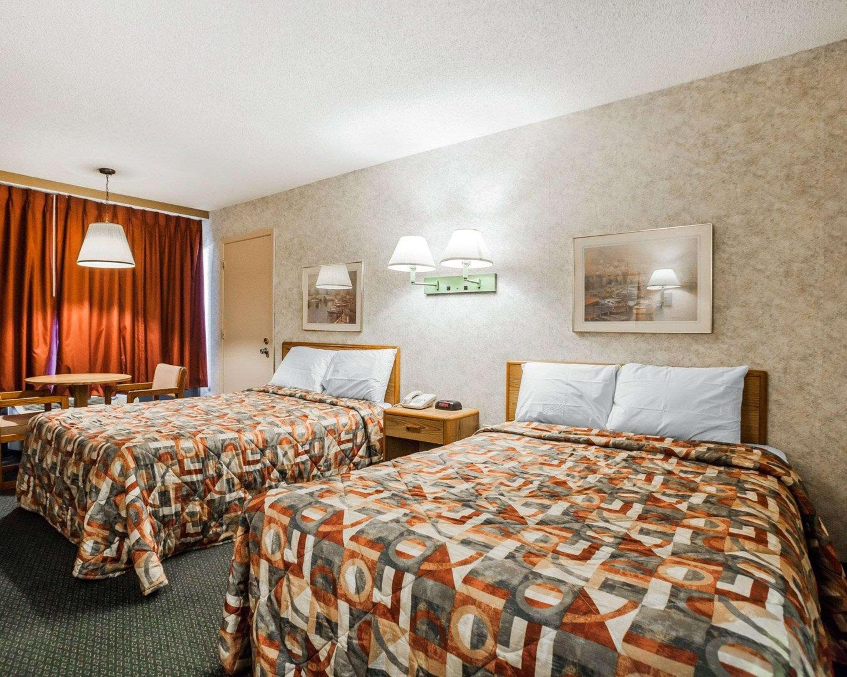 Econo Hotel 2*