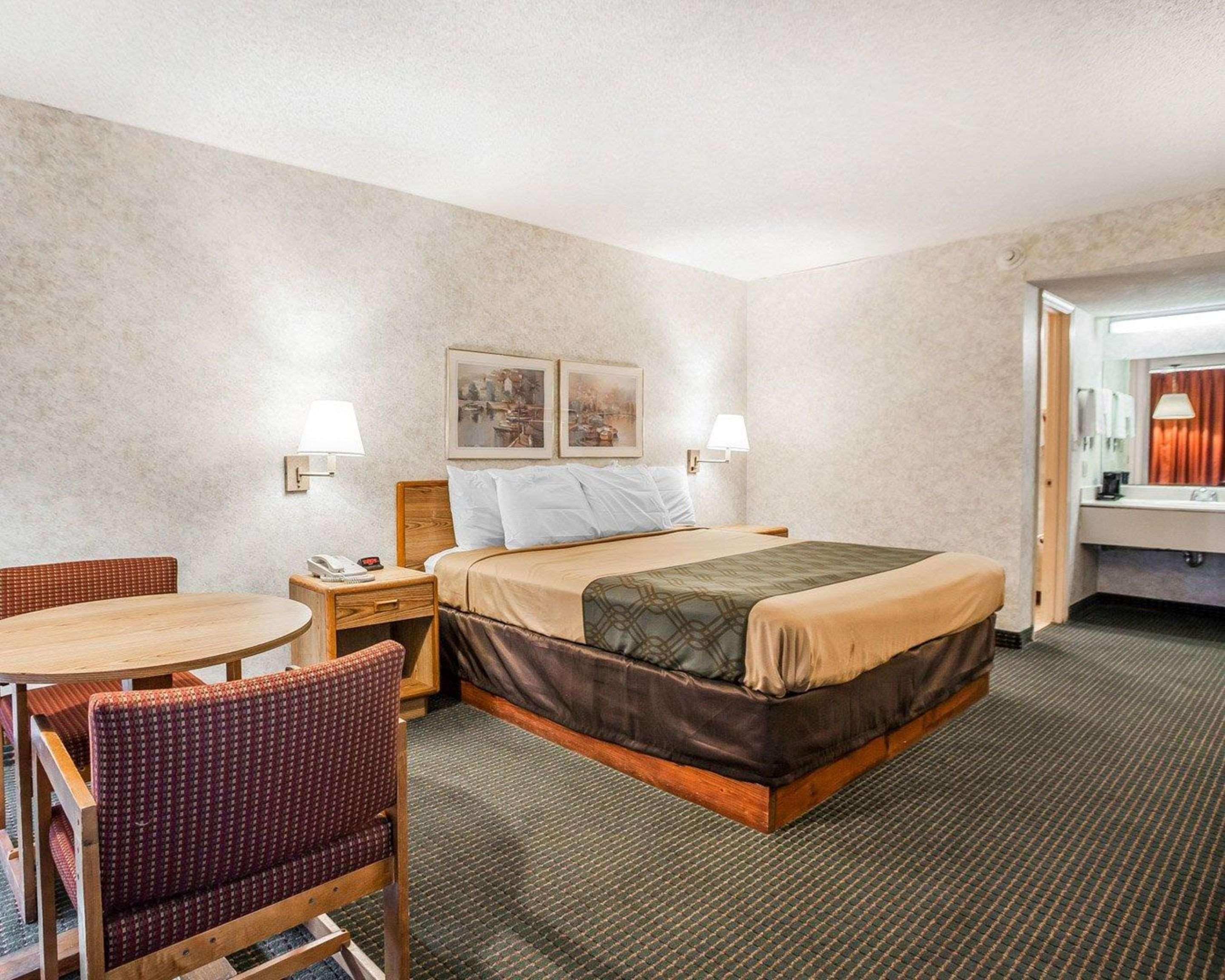 Econo Hotel