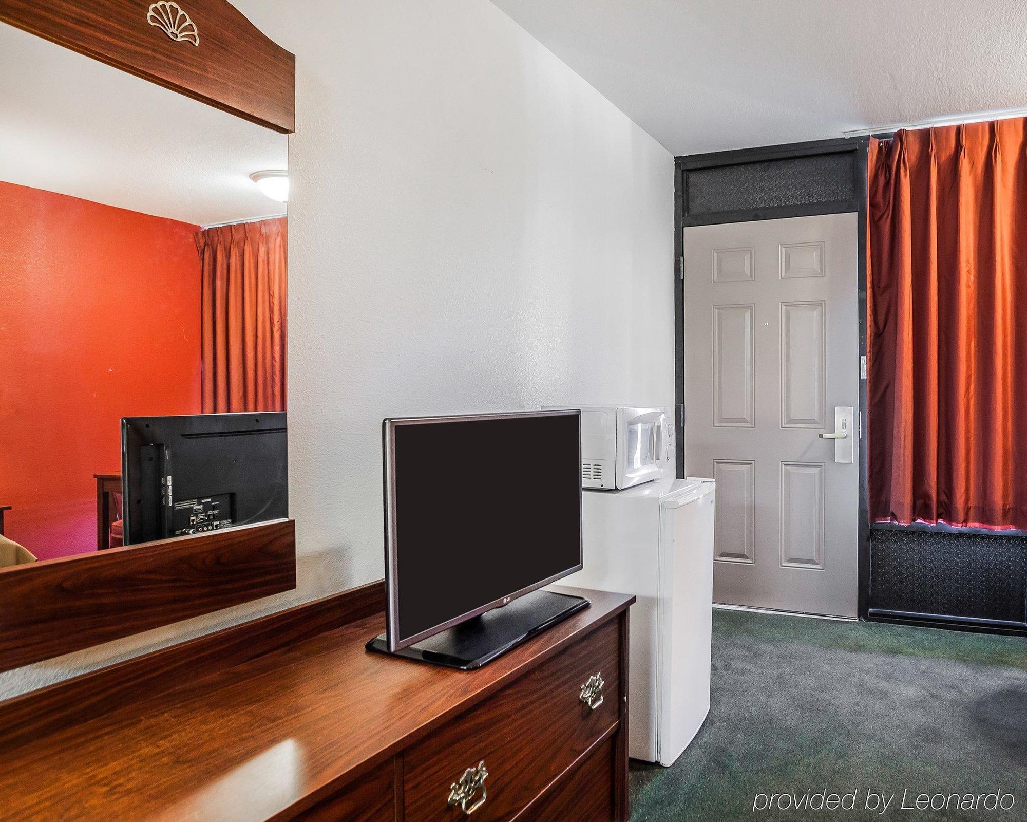 Econo Hotel 2*